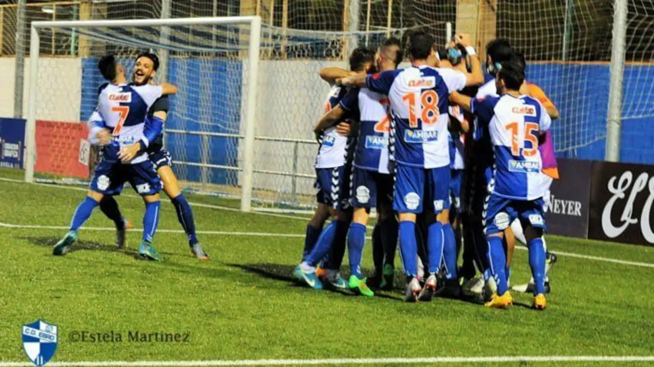 Los jugadores del Ebro celebran una victoria en El Carmen. | Foto: Estela Mart&iacute;nez