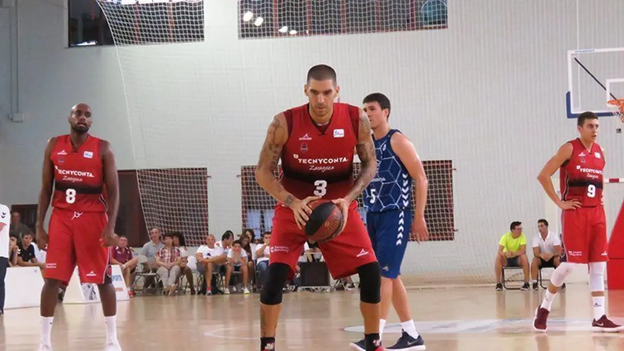 Nacho Mart&iacute;n se dispone a lanzar un tiro libre. Foto: Basket Zaragoza