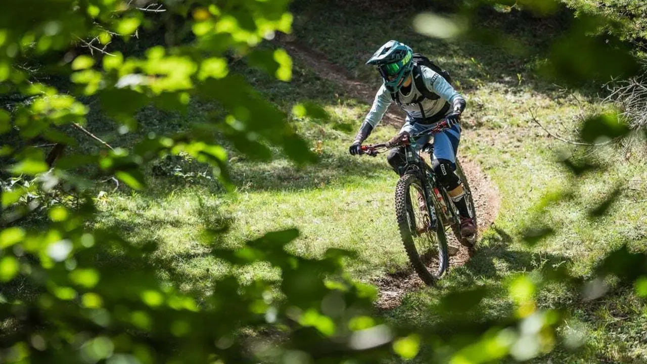 Myriam Saugy pedaleando en la Trans-Nomad. Foto: Kike Abeilla