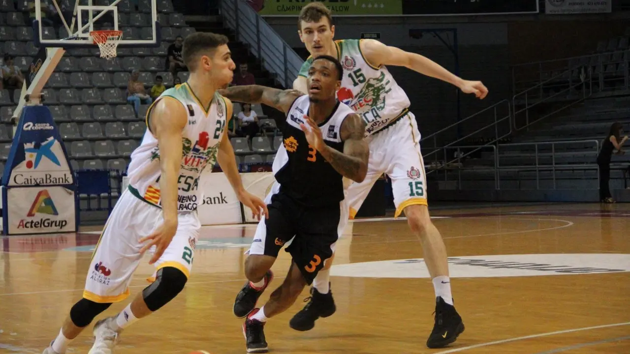 Dani Garc&iacute;a pasa un bloqueo de Phil Hartwich en el partido celebrado en L&eacute;rida | Foto: CBPHuesca