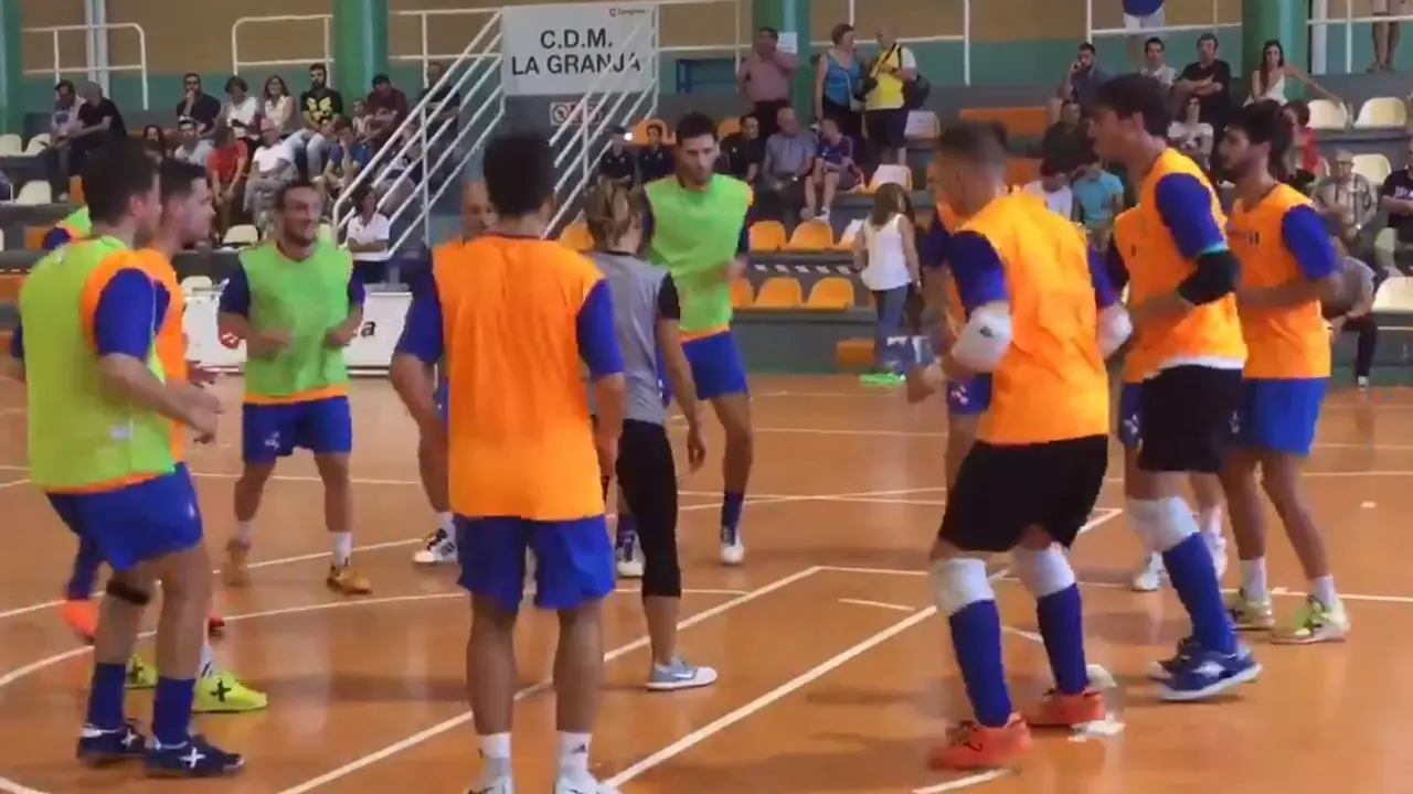 El equipo realiza el calentamiento antes del partido. Fuente: Colo Colo Zaragoza