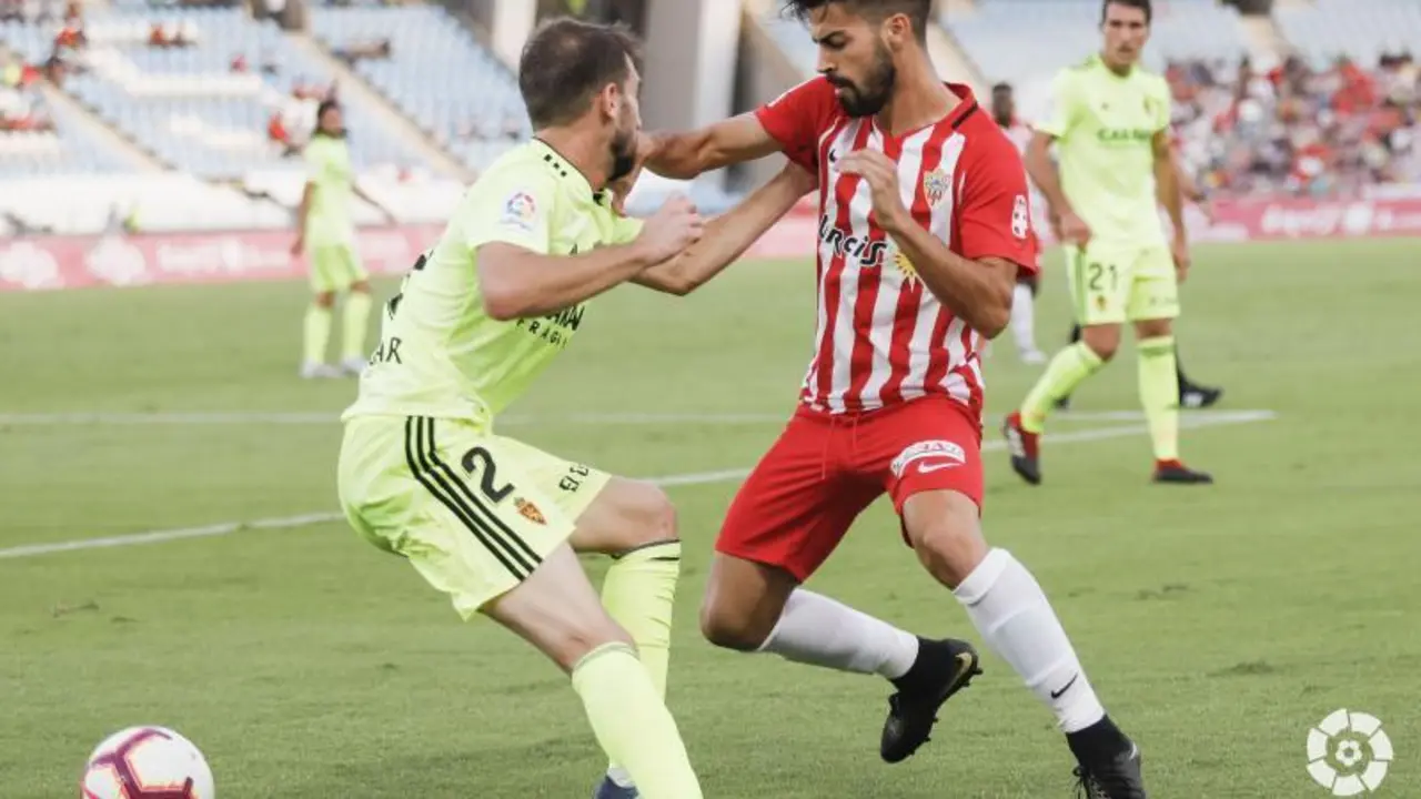 Benito defiende un bal&oacute;n. | Foto: La Liga