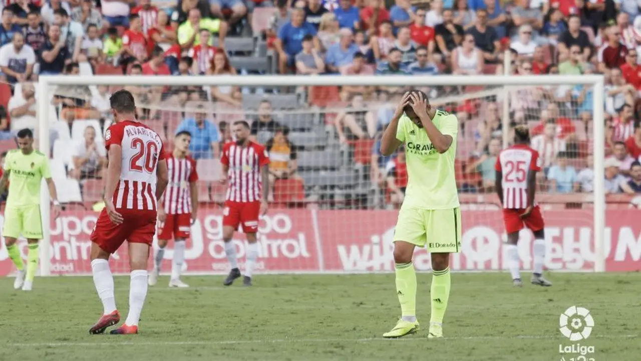 Verdasca se lamenta de la derrota zaragocita ante el Almer&iacute;a el pasado mes de septiembre. | Foto: La Liga