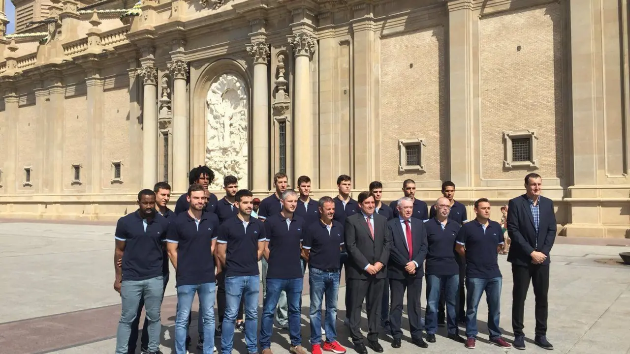 Foto de familia junto a la Bas&iacute;lica del Pilar. Foto: Basket Zaragoza