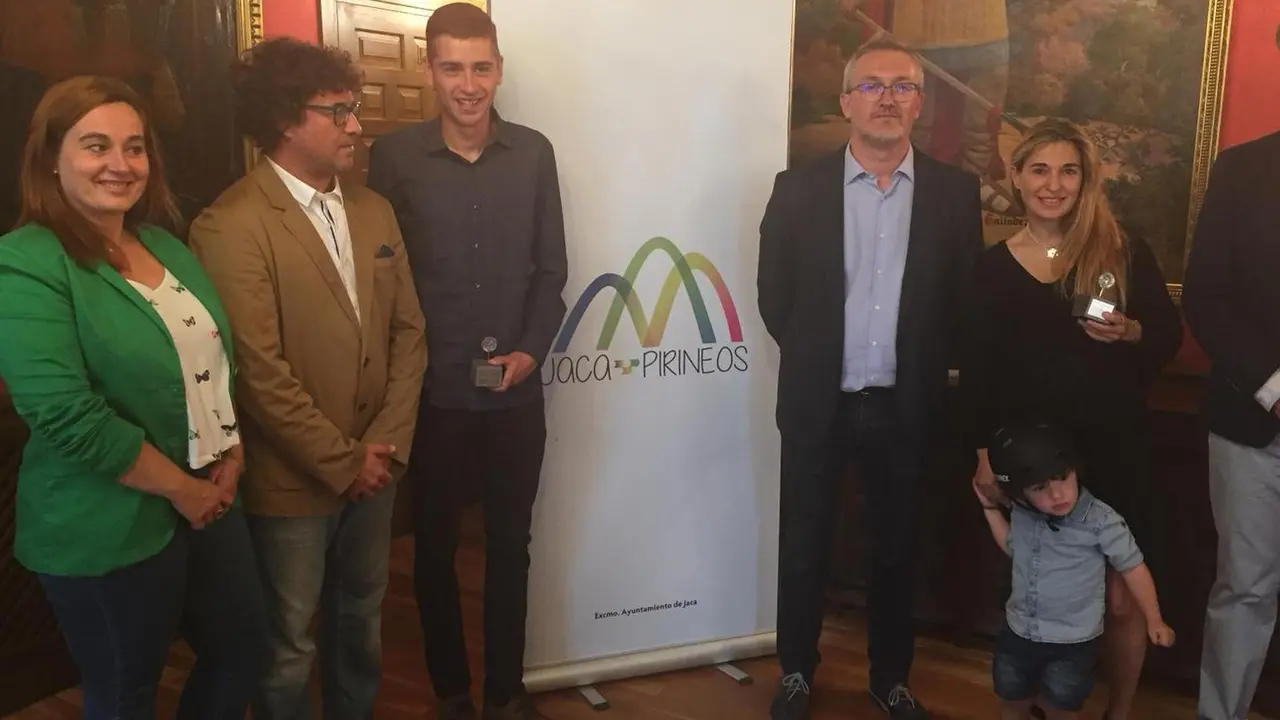 Dani Osanz y la mujer de Luis Alberto Hernando con el reconocimiento dado por el Ayuntamiento de Jaca a ambos deportistas. Foto: Sportaragon