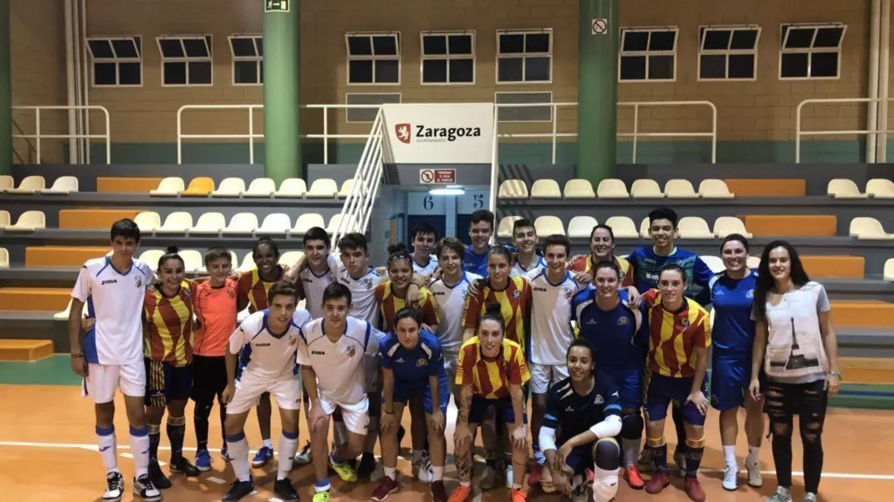 Foto de familia entre el Sala Zaragoza y el AD Lepanto. Foto: Sala Zaragoza