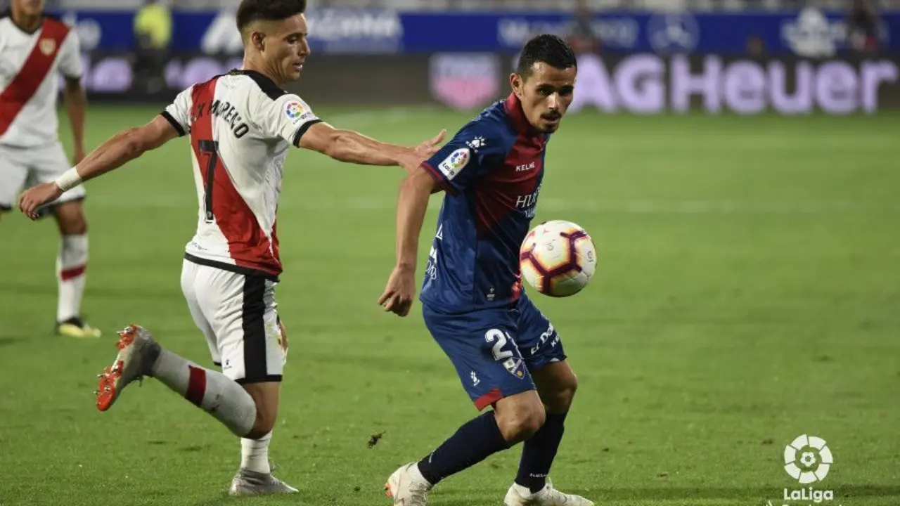 G&uuml;rler controla el bal&oacute;n ante Moreno, del Rayo Vallecano | Foto: LaLiga