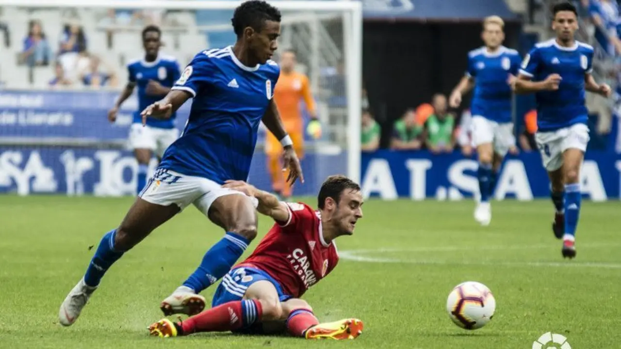 Lasure corta un bal&oacute;n desde el suelo frente al Oviedo | Foto: LFP