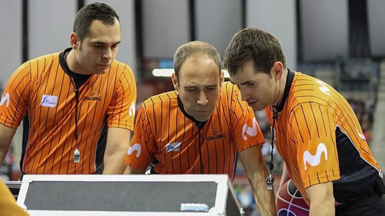 Los &aacute;rbitros acudir&aacute;n en m&aacute;s ocasiones al Instant Replay esta temporada. Foto: L. Garc&iacute;a (ACB PHOTO)