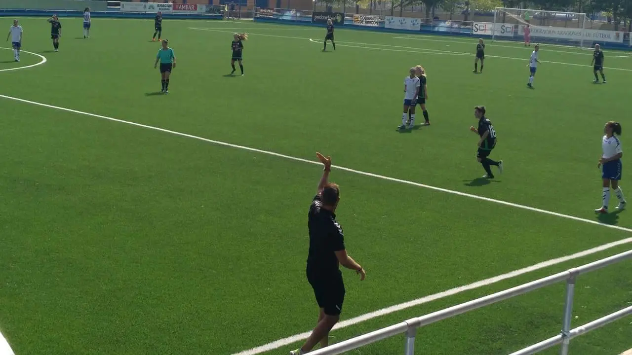 Aleza dirige un partido del Zaragoza CFF. | Foto: Zaragoza CFF