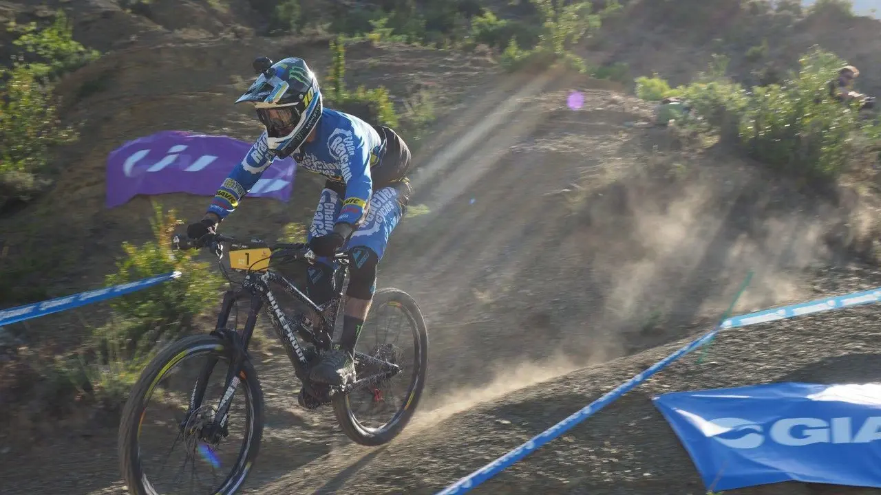 Sam Hill, actual n&uacute;mero uno del campeonato del mundo entrenando en Zona Zero Sobrarbe.