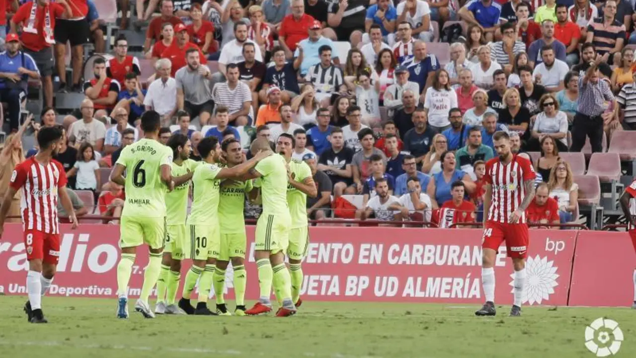El Real Zaragoza celebra su gol en Almer&iacute;a de la primera vuelta. | Foto: La Liga