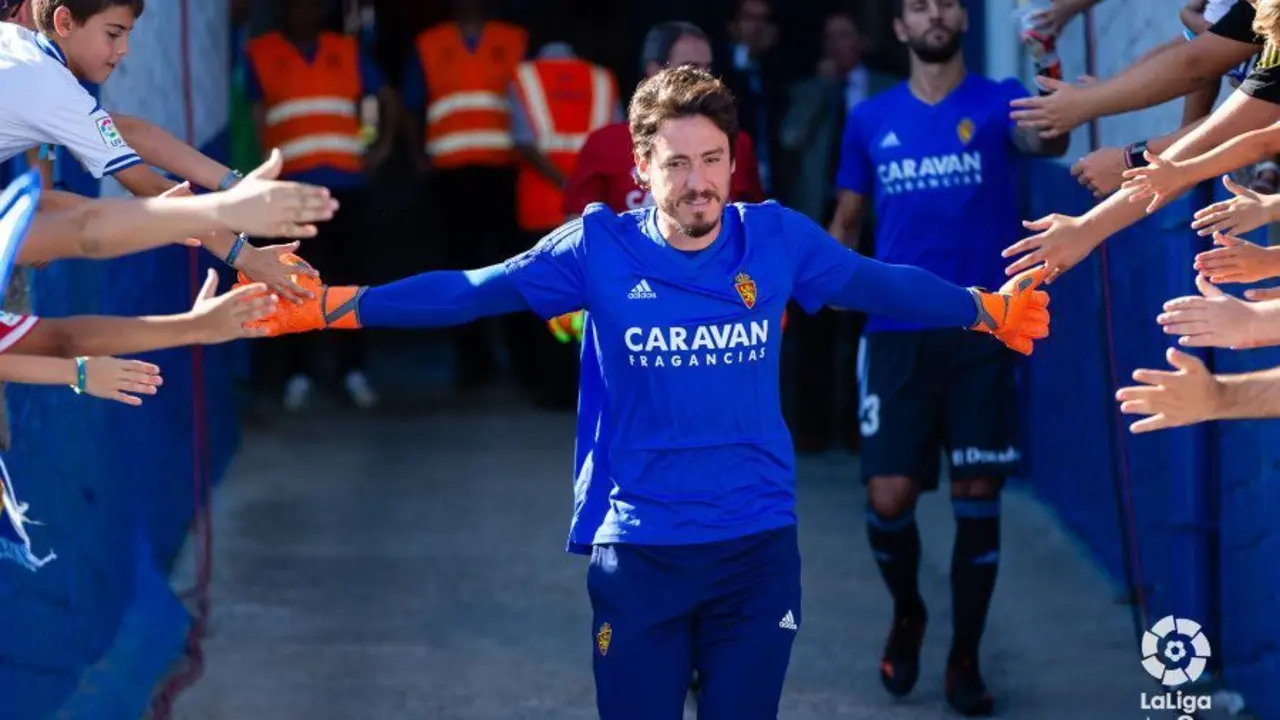 Cristian &Aacute;lvarez saluda a la afici&oacute;n en La Romareda | Foto: LFP