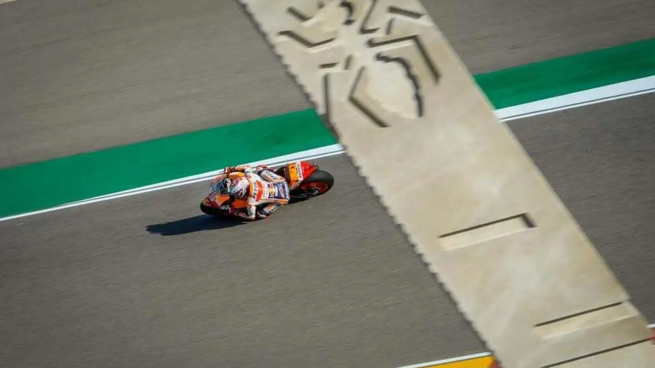 Marc M&aacute;rquez pasando por la curva reci&eacute;n bautizada con su nombre | Foto: ASMedia