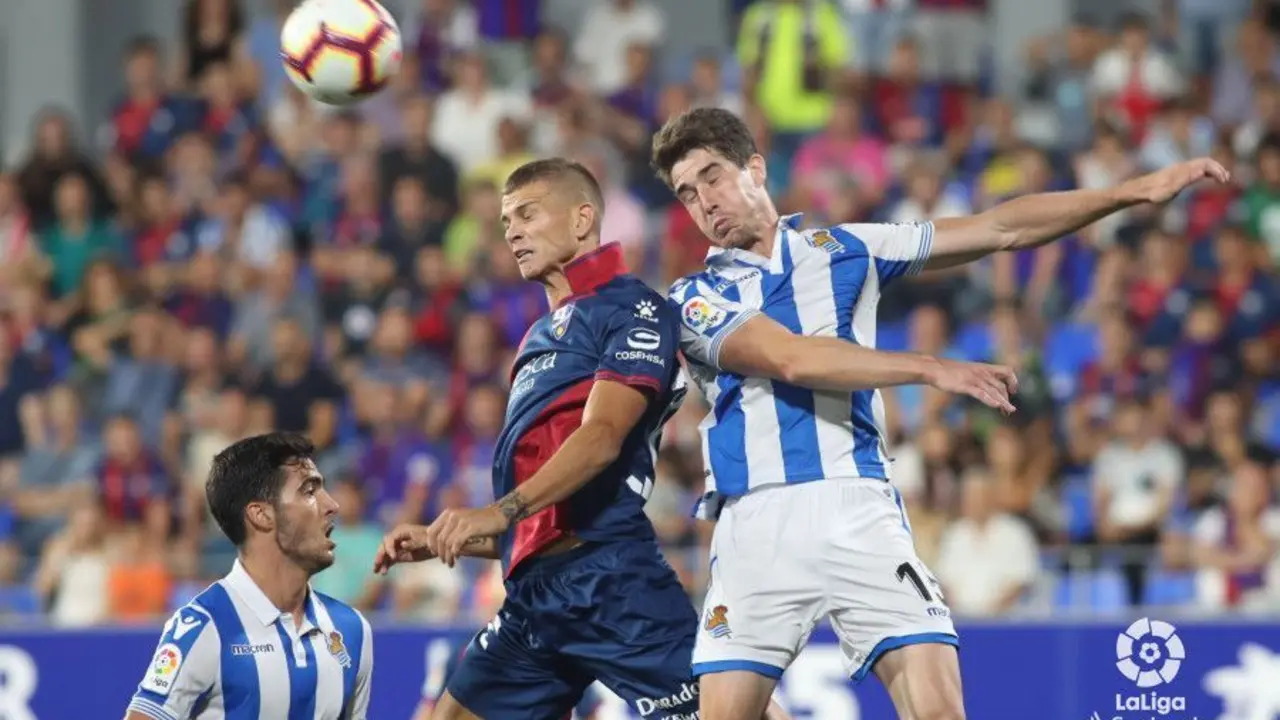 Longo disputa un bal&oacute;n en los minutos finales | Foto: LFP