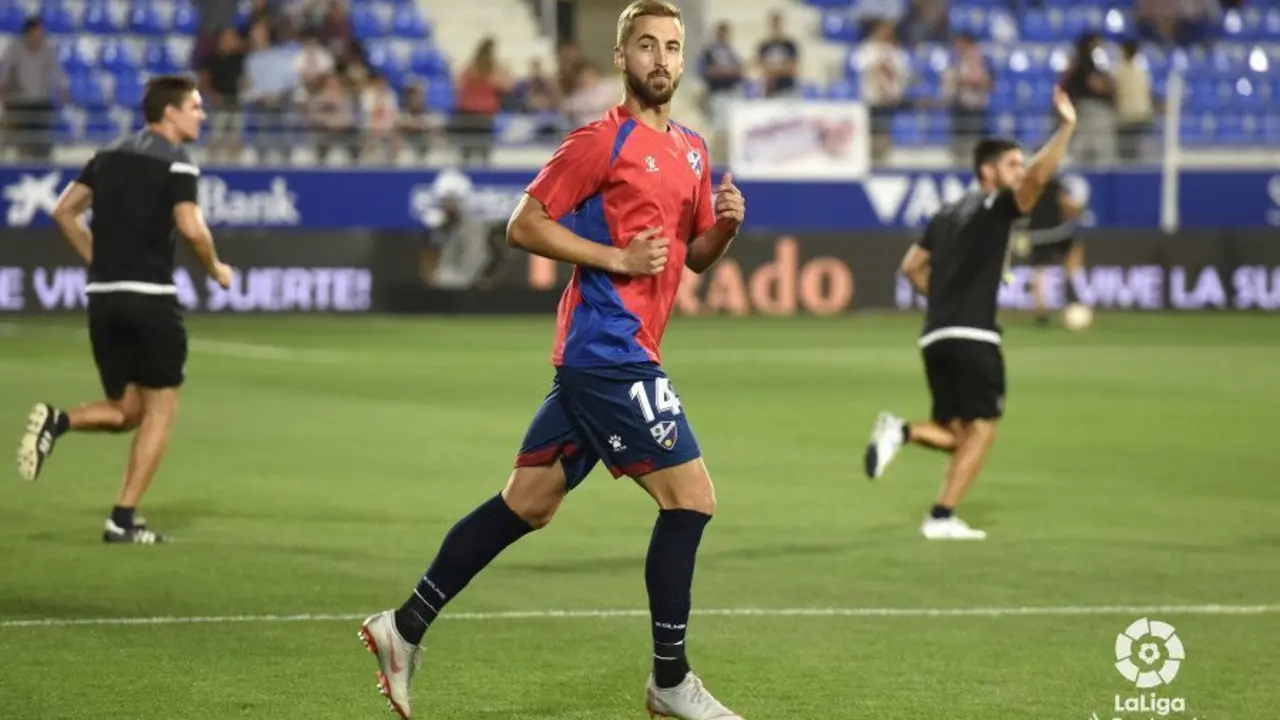 Pulido calentando durante los instantes previos a un encuentro de esta temporada. | Foto: LFP