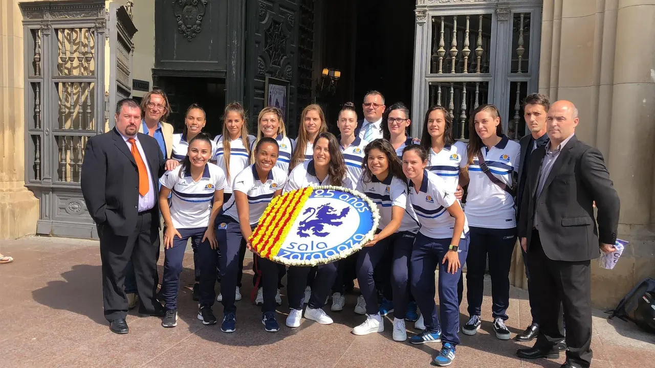 El Sala Zaragoza posa con el escudo del equipo en el Pilar. Foto: Sala Zaragoza