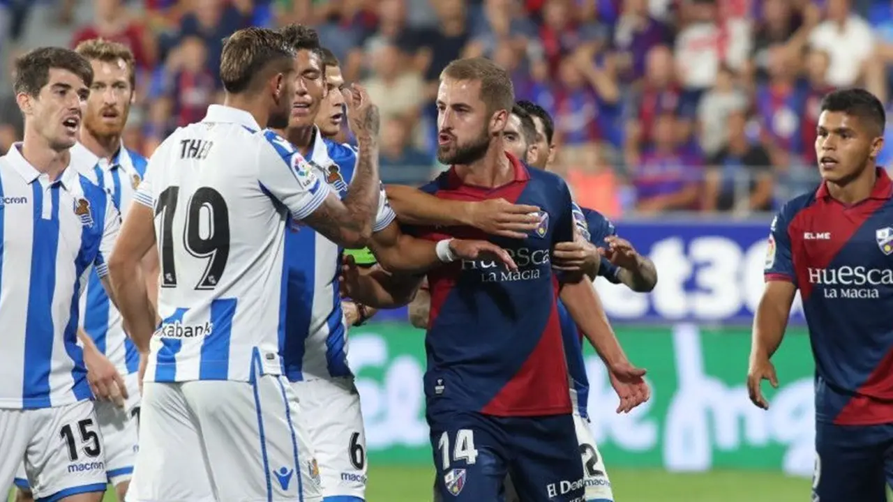 Pulido pide explicaciones a Theo tras agredir el jugador de la Real a Musto. Foto: LFP