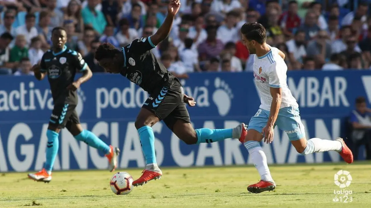 Dongou, que anot&oacute; el segundo para el Lugo, intenta esquivar la presi&oacute;n de &Iacute;&ntilde;igo Ros | Foto: LFP