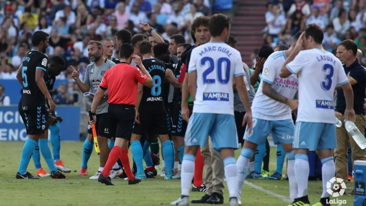 Idiakez habla con sus jugadores junto al banquillo. | Foto: La Liga