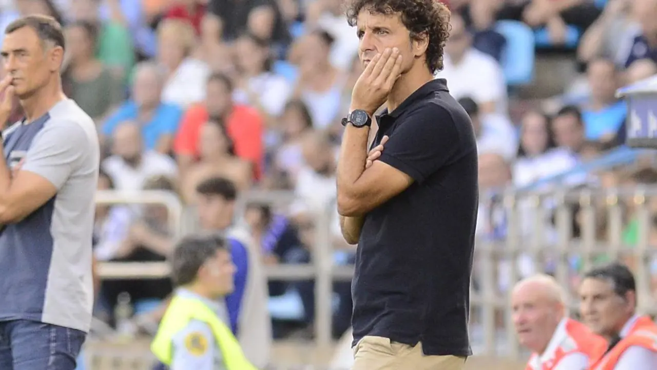 Idiakez mira un partido con preocupaci&oacute;n | Foto: Real Zaragoza