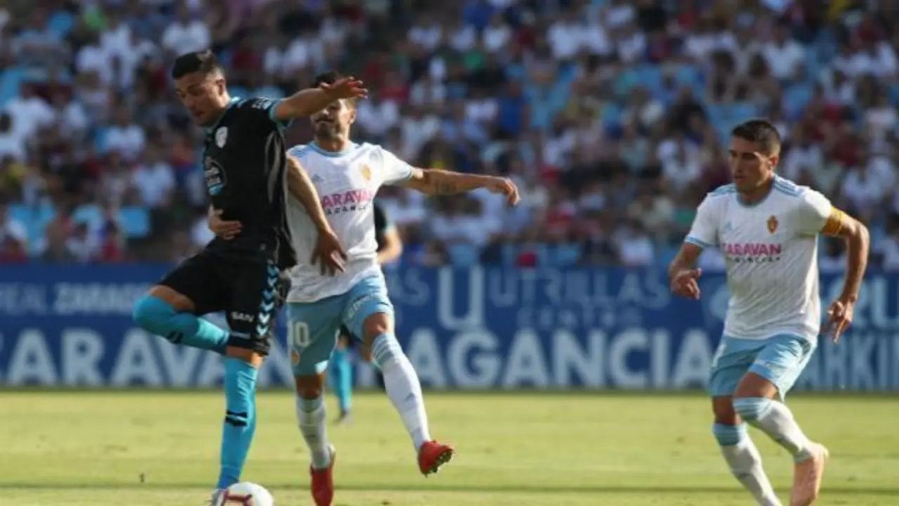 Javi Ros realizando una falta a un jugador del Lugo | Foto: LFP