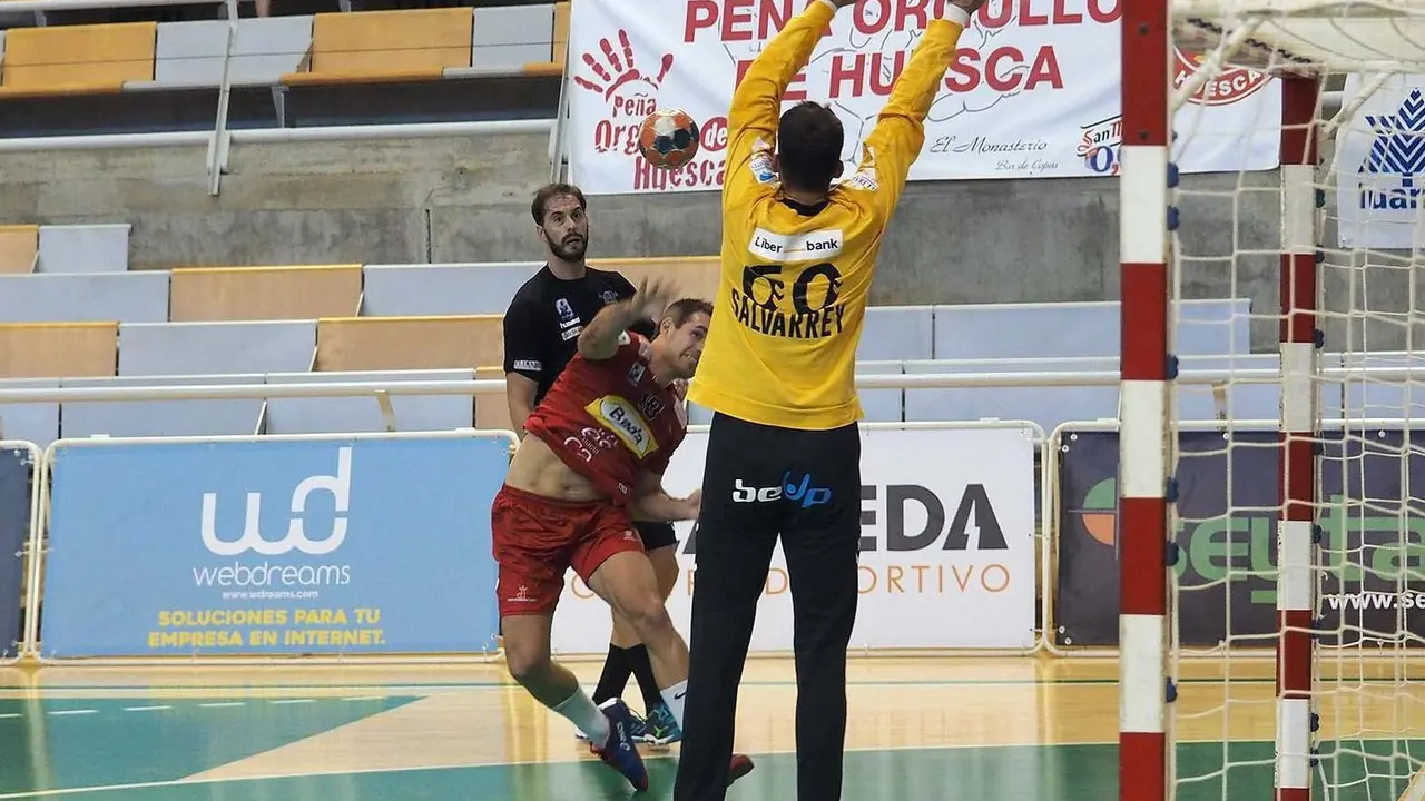 Adri&agrave; P&eacute;rez finaliza una acci&oacute;n contra Sinfin. Foto: C.Pascual
