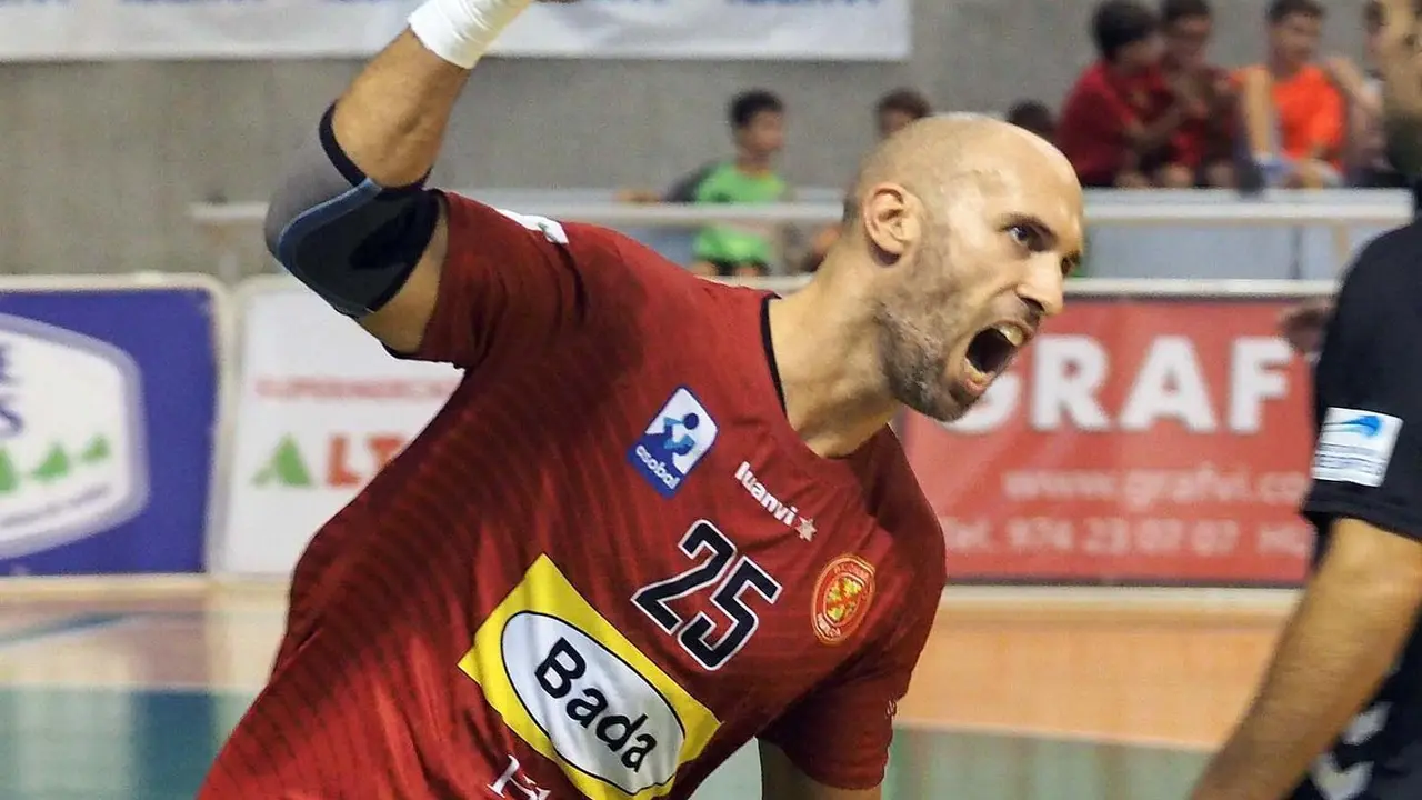 Mira, en el partido jugado en septiembre en el Palacio contra el Sinfin, que siempre es emotivo para el c&aacute;ntabro afincado en Huesca. Foto: C.Pascual
