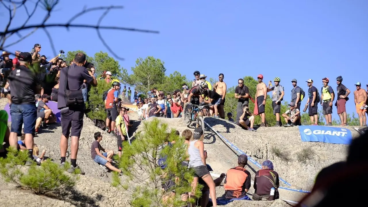 Numeroso p&uacute;blico ha seguido de cerca a los bikers. En la imagen en la zona conocida como Coa Sart&eacute;n. Foto: EWS