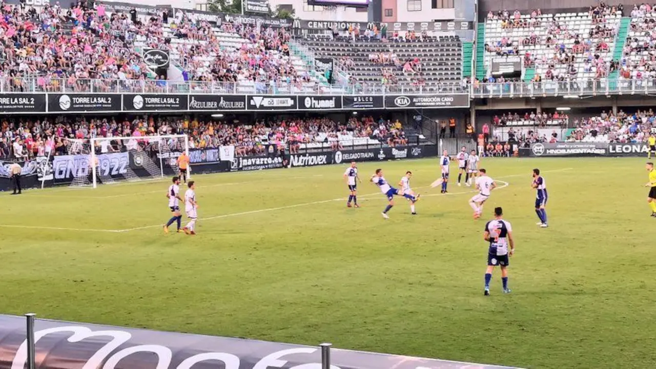 10.000 personas asistieron al campo de Castalia para ver el Castell&oacute;n - Ebro en la primera vuelta. | Foto: CD Ebro