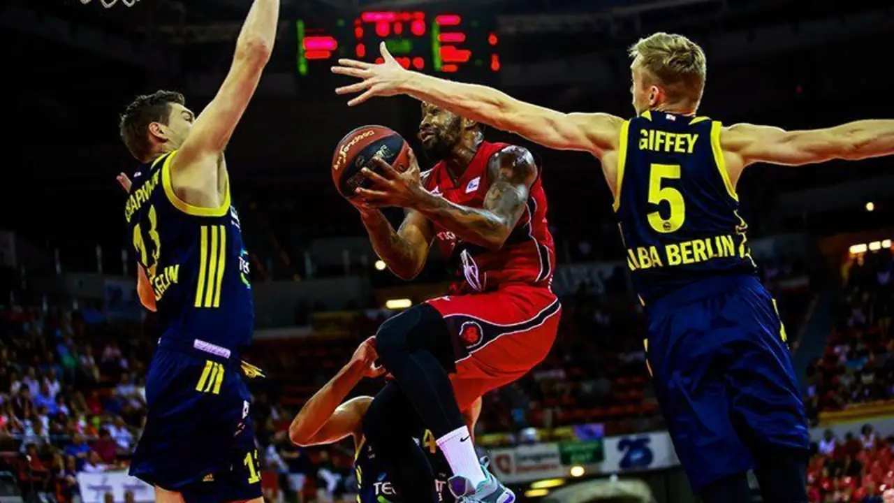 McCalebb ataca con valent&iacute;a el aro teut&oacute;n. Foto: Basket Zaragoza
