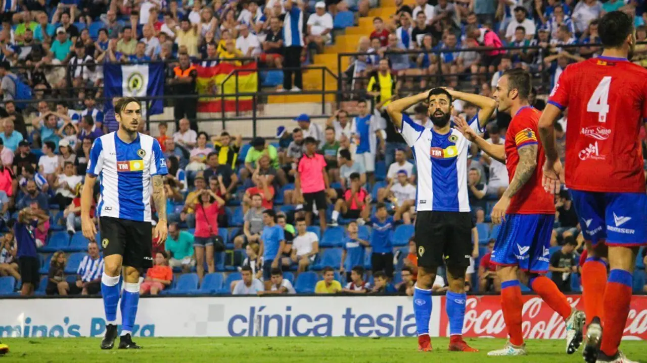 Los jugadores alicantinos se lamentan tras una ocasi&oacute;n fallada en el partido de la primera vuelta | Foto: H&eacute;rcules CF, Twitter