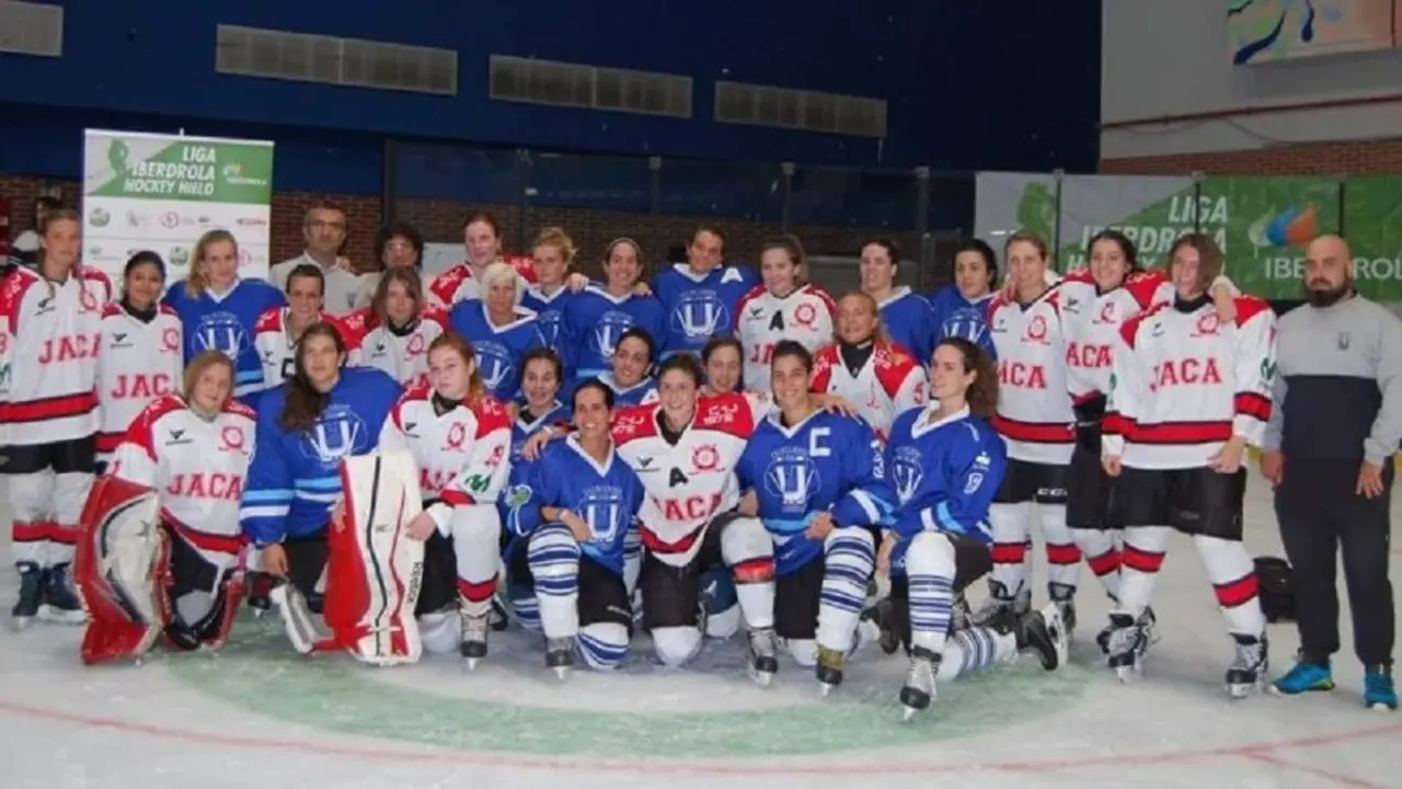 Las jugadores del Txuri Urdin y CH Jaca al final del partido. | Foto: Txuri Urdin