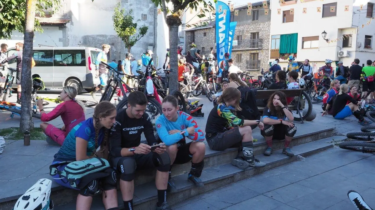 Gabi, entre Miriam y Desr&eacute;e repasan lo hecho en el tramo de las EWS de Laspu&ntilde;a. Foto: Zona Zero Sobrarbe