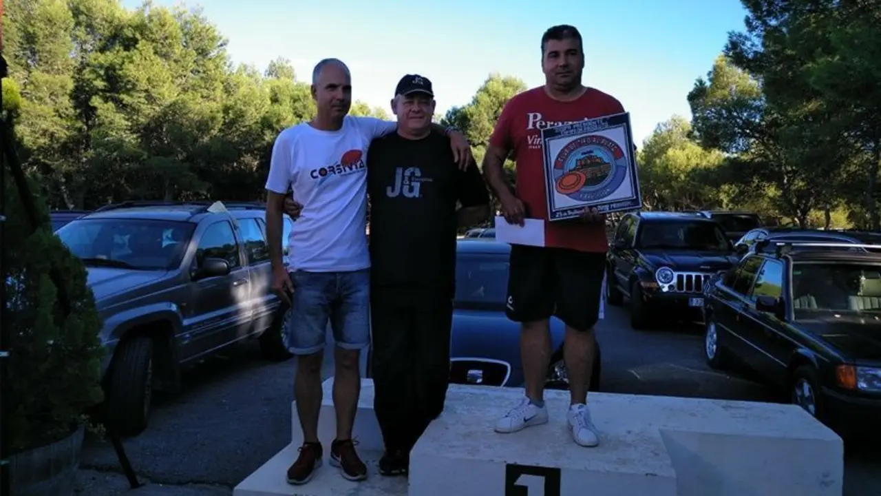 Mir&oacute;, en lo m&aacute;s alto del caj&oacute;n y reparto del premio para los 'segundos'. Foto: CT Monz&oacute;n