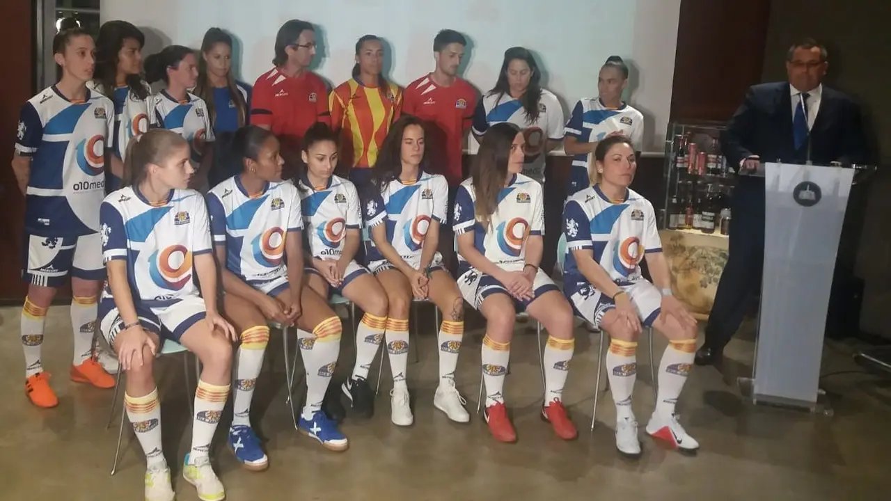 Las jugadoras junto al presidente y entrenador, Jes&uacute;s Mu&ntilde;oz