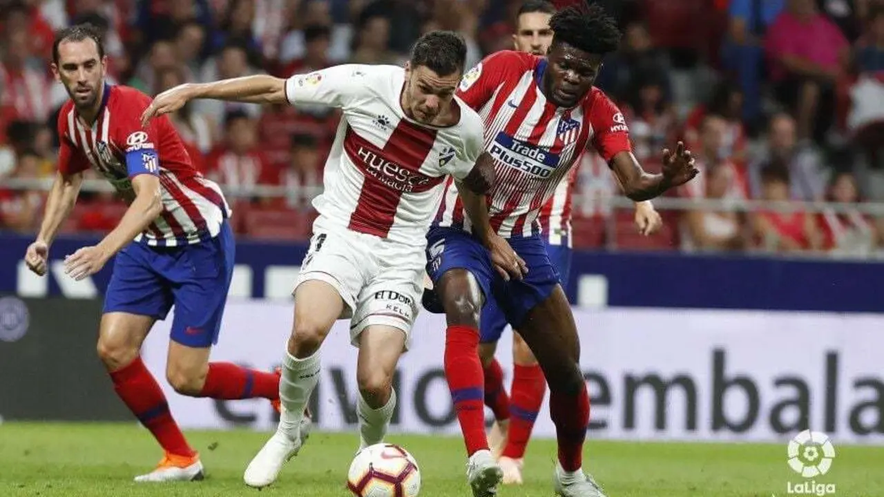 Gallar busca irse ante la presi&oacute;n de Thomas con God&iacute;n a la expectativa. Foto: LaLiga Santander