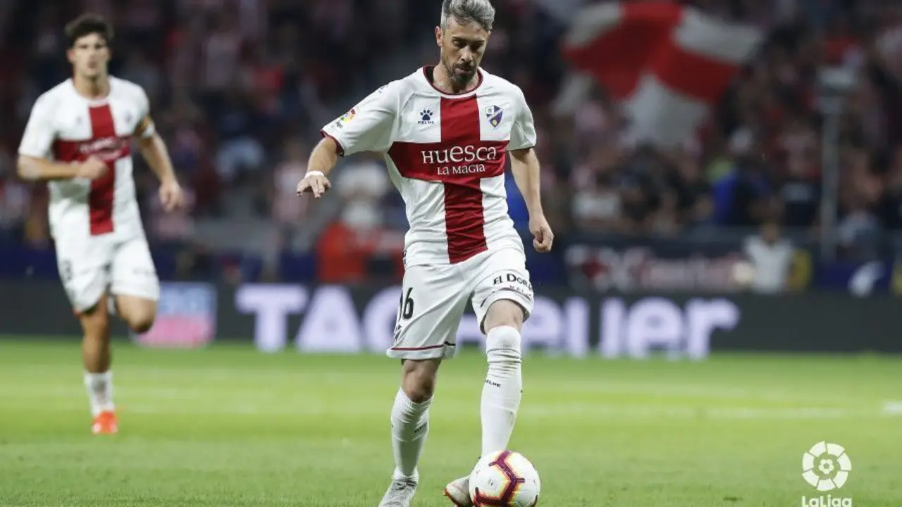 Luisinho conduce el bal&oacute;n en el c&eacute;sped del Metropolitano el d&iacute;a de su lesi&oacute;n | Foto: LFP