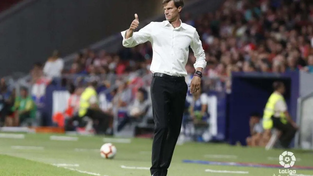Leo Franco felicitando a sus jugadores en el partido del Wanda Metropolitano.| Foto: LaLiga