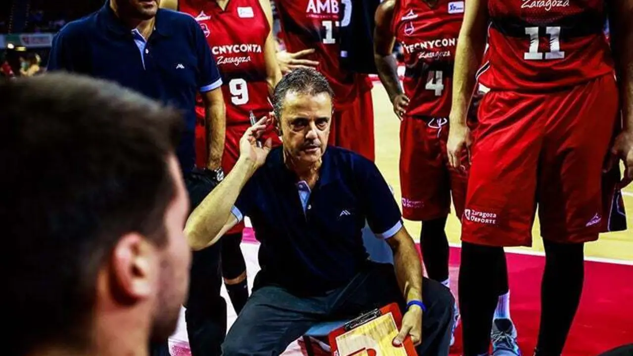 Porfirio Fisac da instrucciones a los suyos  en un tiempo muerto. Foto: Basket Zaraagoza