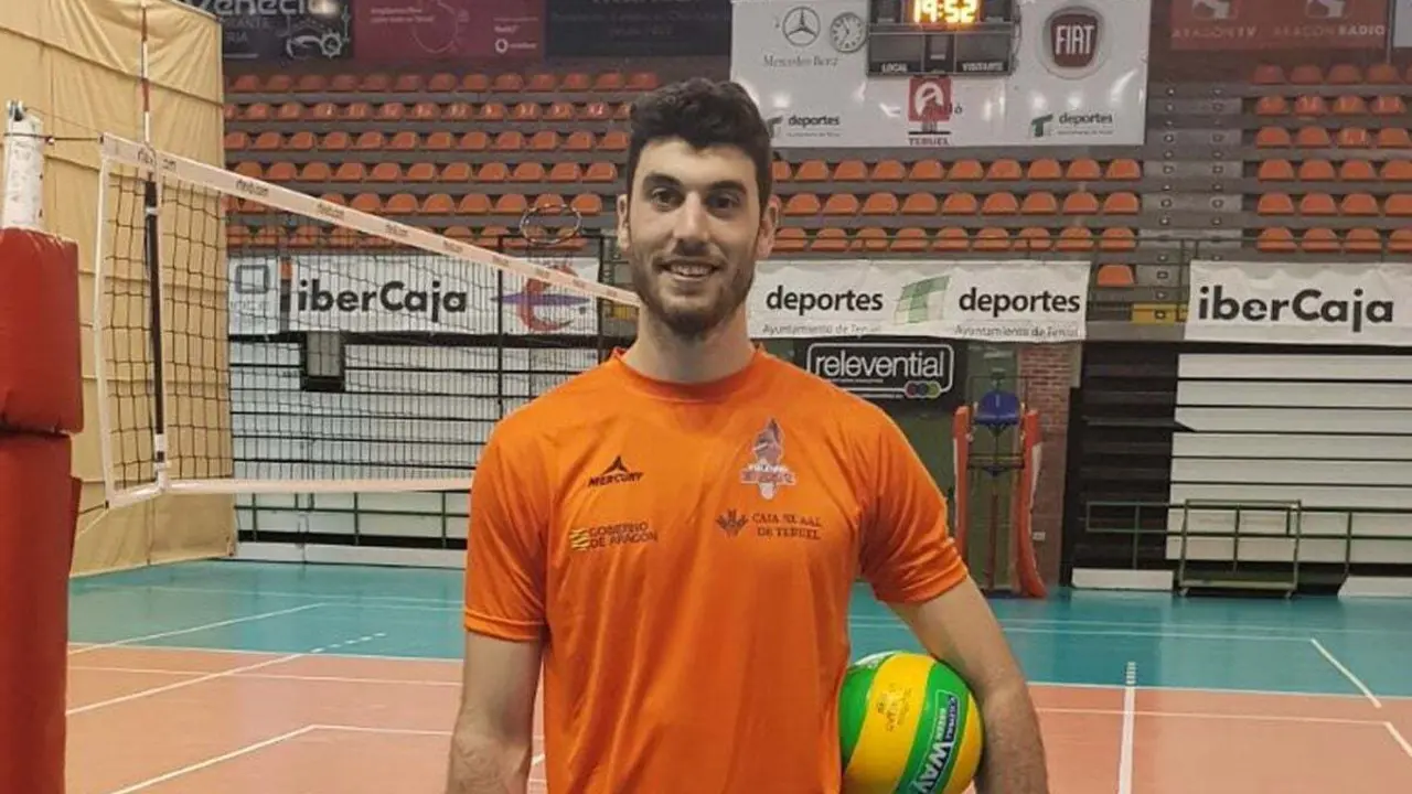 El central, posando con el naranja caracter&iacute;stico del club turolense | Foto: CV Teruel