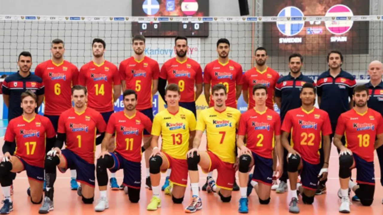 La plantilla que conforma la selecci&oacute;n espa&ntilde;ola de voleibol. | Foto: as