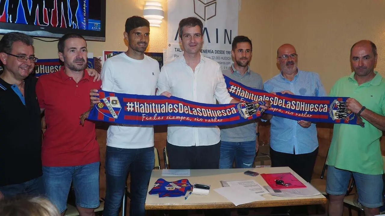 Foto de familia de la junta directiva de la pe&ntilde;a, junto a los jugadores Juan Aguilera y Jorge Miram&oacute;n. |Foto: C. Pascual