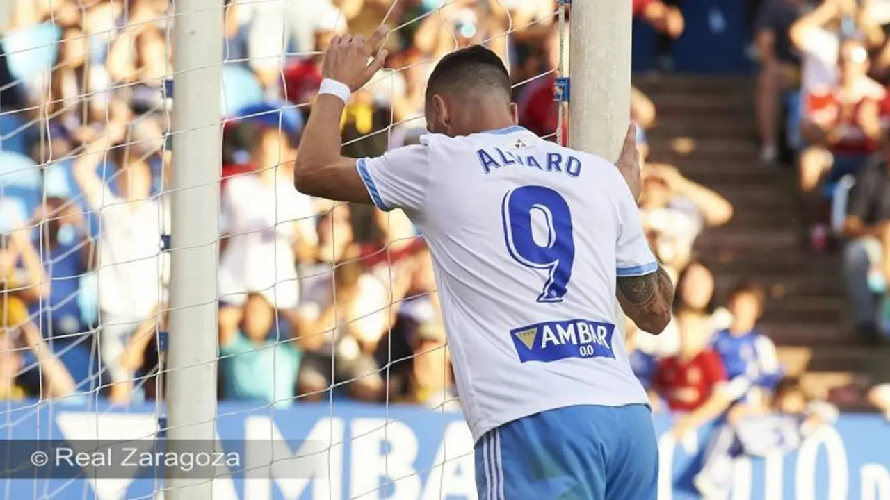 &Aacute;lvaro V&aacute;zquez se lamenta de una ocasi&oacute;n fallada ante el Lugo. | Foto: Tino Gil, Real Zaragoza