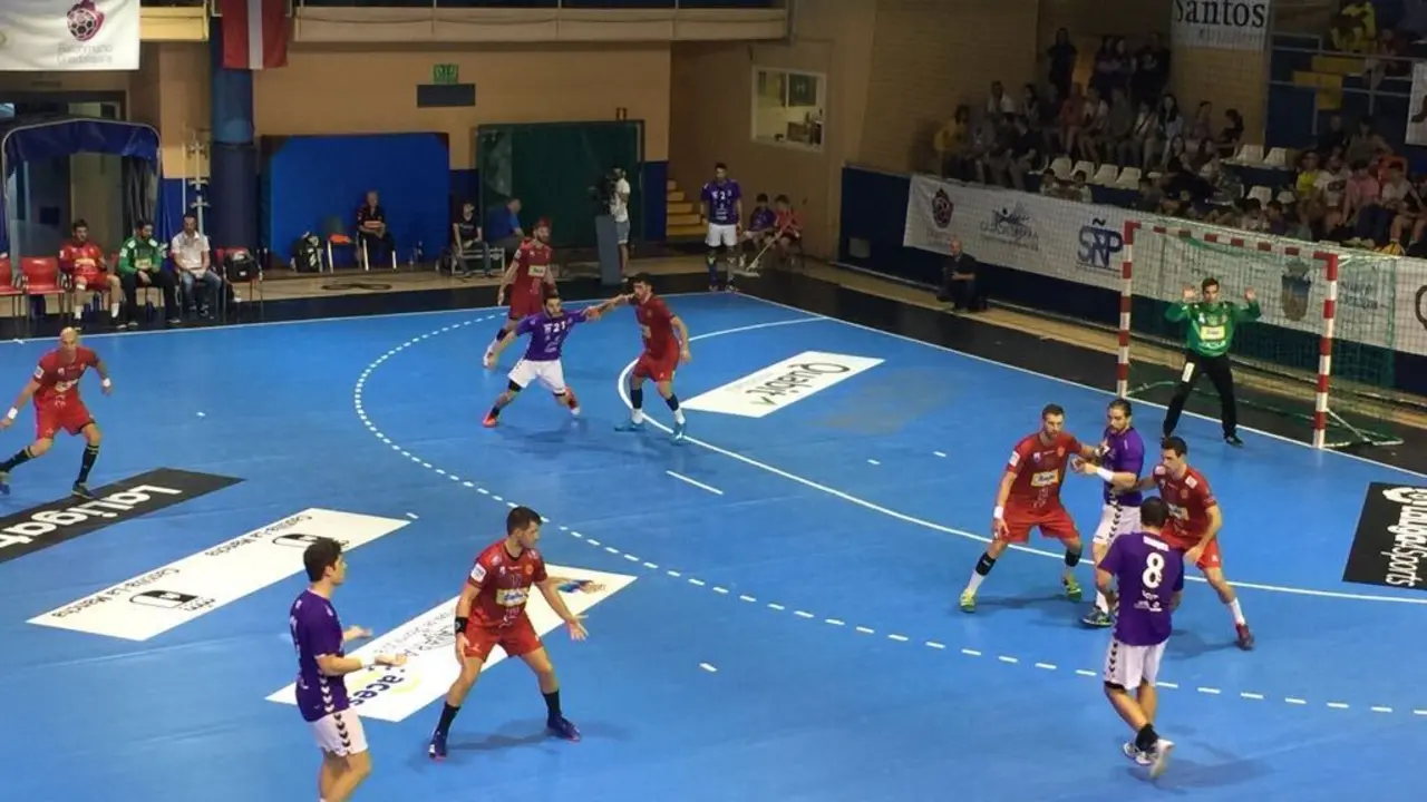 Ataque del BM Guadalajara ante una defensa del Bada que brill&oacute; a gran altura sobre el 40x20 alcarre&ntilde;o en la primera vuelta. Foto: Twitter BM Guadalajara
