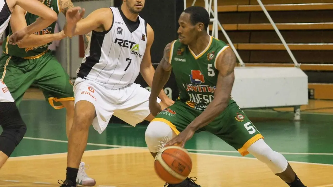 Johnson defiende la bola ante Rigo, que se llev&oacute; las iras del p&uacute;blico, por una mala acci&oacute;n defensiva extremadamente dura contra Dani Garc&iacute;a con el que se disculp&oacute;. Foto: C.Pascual