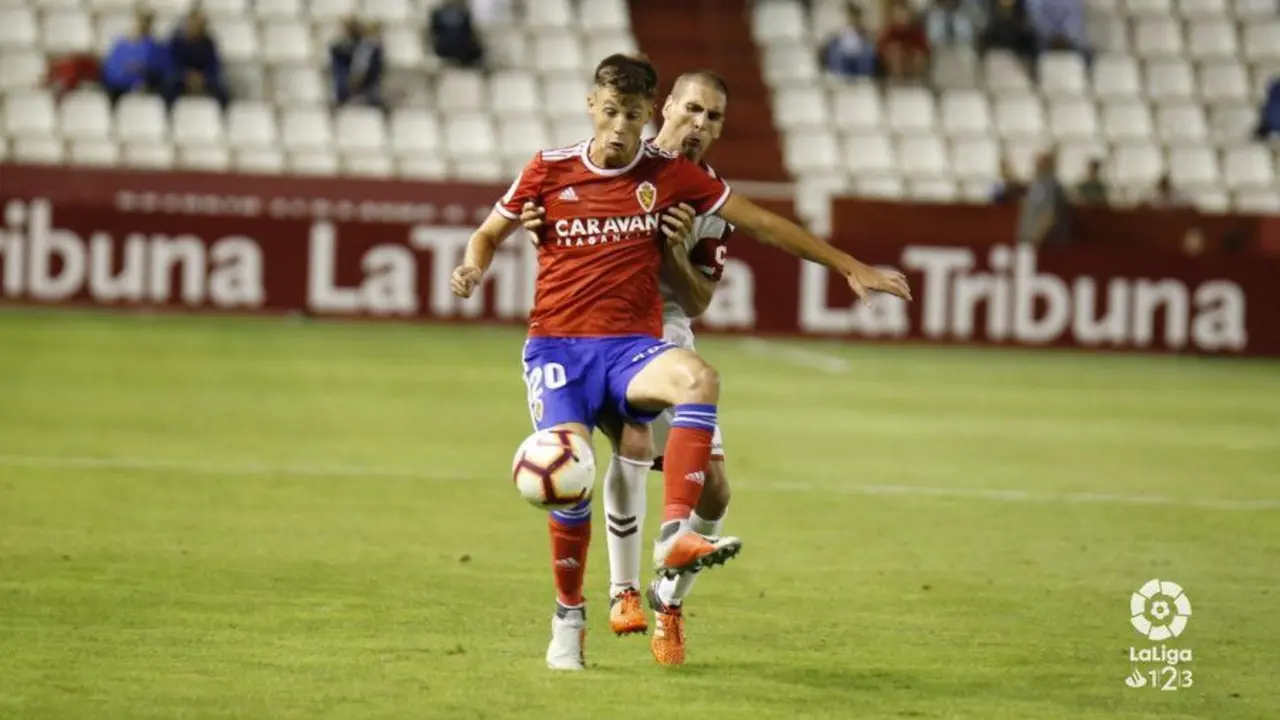 Gual intenta llevarse el bal&oacute;n ante la defensa del Albacete. | Foto: La Liga
