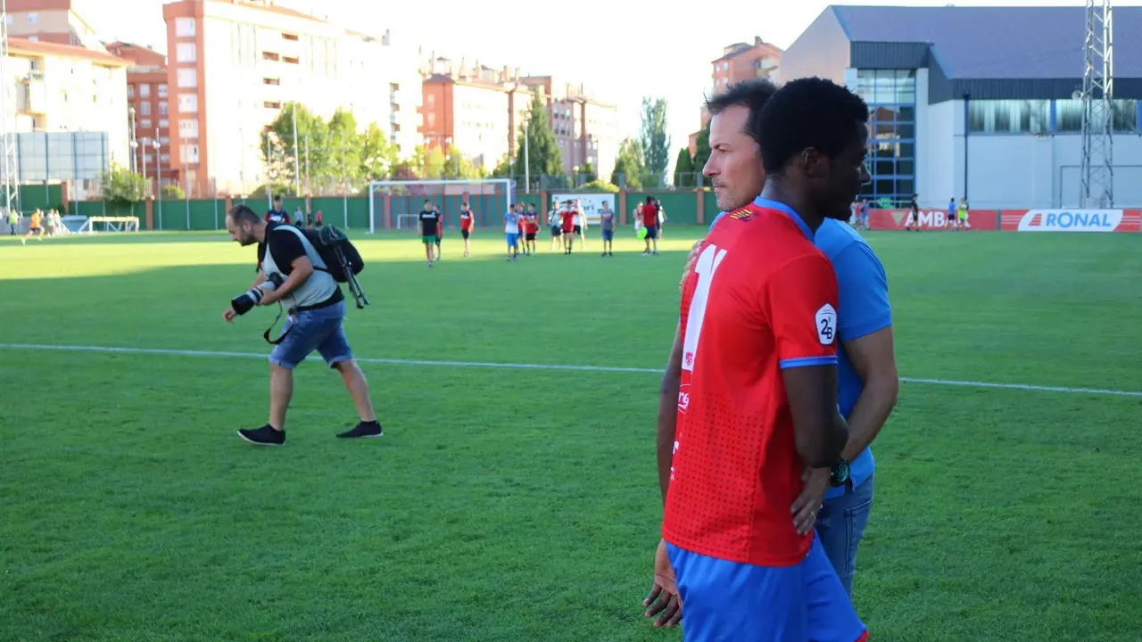 Dani Aso y Bikoro abrazados tras el &uacute;ltimo partido del Teruel como local ante el Lleida | Foto: Juan Corellano