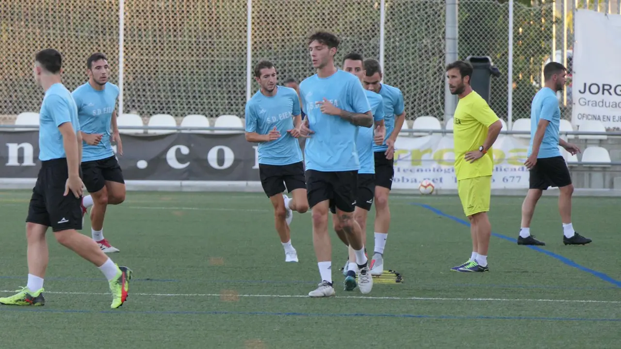 La plantilla del Ejea en una sesi&oacute;n de entrenamiento. | Foto: SD Ejea