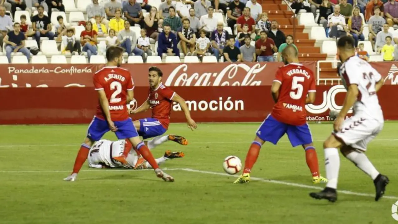 Los desajustes defensivos volvieron a hacer mucho da&ntilde;o al Real Zaragoza. | Foto: La Liga